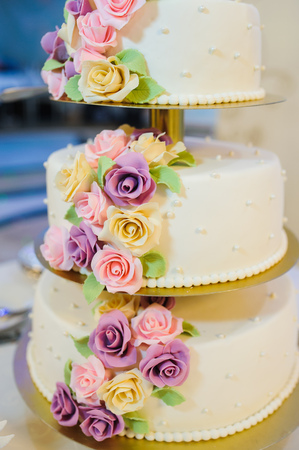 wedding cake decorated with rosesの写真素材
