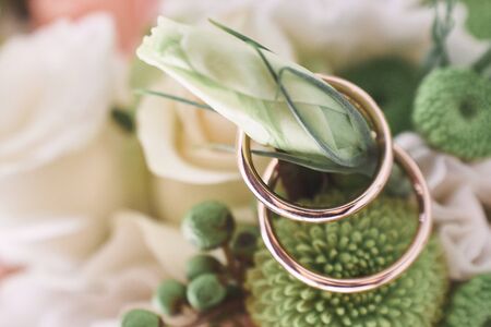 Wedding rings on beautiful flowers. Macro shotの写真素材
