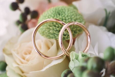 Wedding rings on beautiful flowers. Macro shotの写真素材