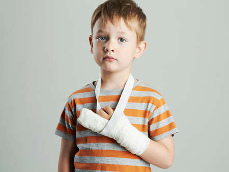 little boy in a cast.child with a broken armの写真素材