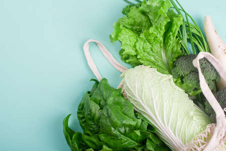 Eco-friendly beige shopping bag with grapes on a white background. String bag with fruits. Zero waste, no plastic concept. Copy spaceの写真素材