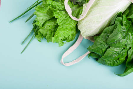 Eco-friendly beige shopping bag with grapes on a white background. String bag with fruits. Zero waste, no plastic concept. Copy spaceの写真素材