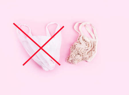Eco-friendly beige shopping bag with grapes on a white background. String bag with fruits. Zero waste, no plastic concept. Copy spaceの写真素材