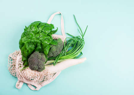 Eco-friendly beige shopping bag with grapes on a white background. String bag with fruits. Zero waste, no plastic concept. Copy spaceの写真素材