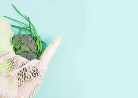 Eco-friendly beige shopping bag with grapes on a white background. String bag with fruits. Zero waste, no plastic concept. Copy spaceの写真素材