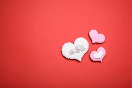 The beautiful Imbrite gingerbread in the sape heart lying on Yarko with a steal foul. Meesto for text. Flat layの写真素材