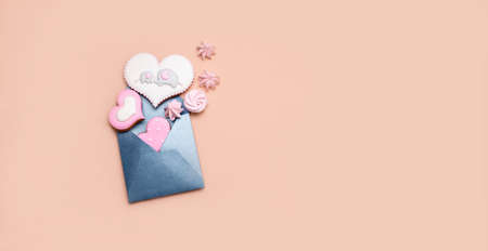 The envelope for writing is filled with gingerbread gingerbread in the form of hearts of different forms. Flat layの写真素材