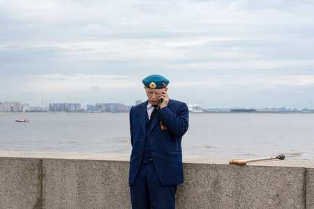 Saint Petersburg, Russia, 2 august 2019. In the VDV day during a military parade on the beach an old man in uniformのeditorial素材