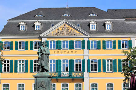 Monument of Ludwig van Beethoven - with the Old Post Office building in the background. Bonn, Germany.のeditorial素材