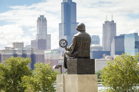 Monument of Mikolaj Kopernik admiring panorama of Chicago.のeditorial素材