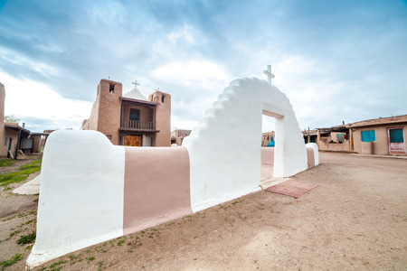 Adobe settlement â consisting of dwellings and ceremonial buildings â represents the culture of the Pueblo Indians of Arizona and New Mexico.のeditorial素材