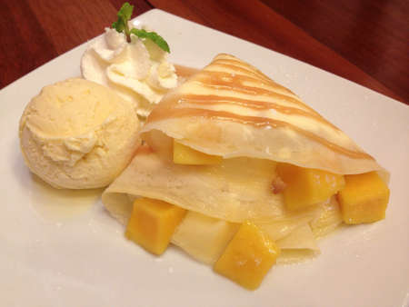 Mango crepe with ice creamの素材