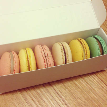 Six macarons in the boxの素材