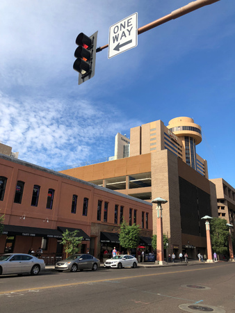 PHOENIX, AZ - DECEMBER 11, 2017: Traffic lights and One Way sign at 2rd St and Washington in Phoenix downtown, Arizonaのeditorial素材