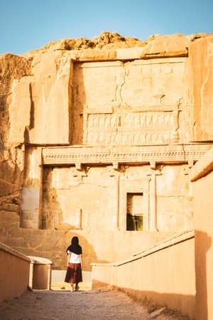Persepolis, Iran - 8th june, 2022:Tourist stand on Persepolis viewpoint. Old Persian: Parsa - was the ceremonial capital of the Achaemenid Empire (ca. 550330 BCE). Fars Provinceの写真素材