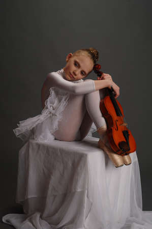 Young girl with violinの写真素材