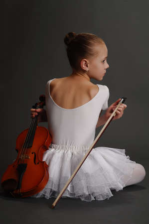 Young girl with violinの写真素材