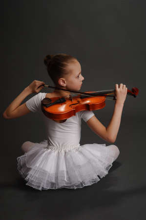 Young girl with violinの写真素材