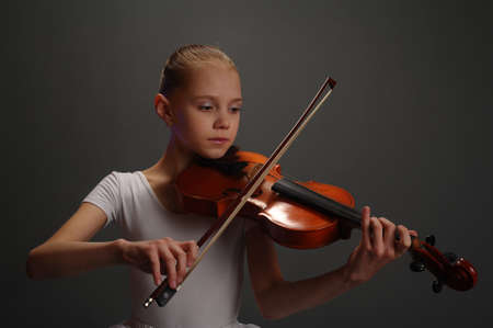 Young girl with violinの写真素材