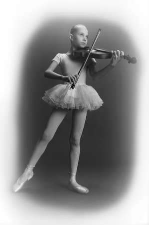 Young girl with violinの写真素材