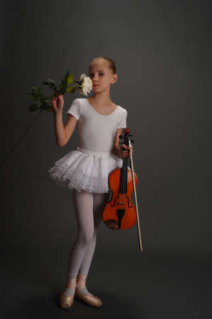 Young girl with violinの写真素材