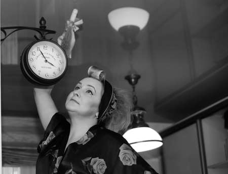 middle-aged housewife, shake the dust off the clockの写真素材
