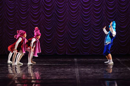 kids dancing on stage のeditorial素材