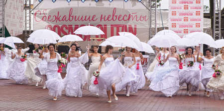 Action Â«Run-away brides of CosmopolitanÂ» â a flashmob of long-distance scale which was spent the seventh year.  Russia, St. Petersburgのeditorial素材