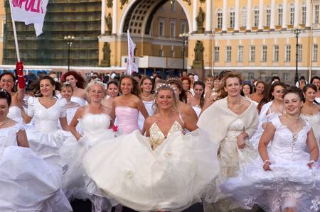 Action Â«Run-away brides of CosmopolitanÂ» â a flashmob of long-distance scale which was spent the seventh year.  Russia, St. Petersburgのeditorial素材