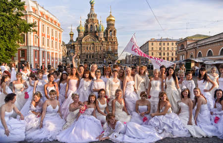 Action Â«Run-away brides of CosmopolitanÂ» â a flashmob of long-distance scale which was spent the seventh year.  Russia, St. Petersburgのeditorial素材