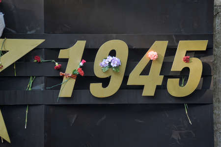 World War II monument with wreath and 1941-1945 golden inscription.のeditorial素材