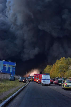 The suffocating smoke and soot in fires in St. Petersburg Parnas industrial zone in the warehouse of the fifth degree of difficulty.のeditorial素材