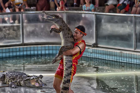 PATTAYA, THAILAND - June 26: Crocodile show and man exciting and dangerous at crocodile zoo farm on June 26, 2017 in Pattaya, Thailandのeditorial素材
