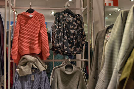 VIENNA, AUSTRIA, 30,12,2017 H & M company store during the pre-Christmas saleのeditorial素材