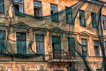 Russia, St. Petersburg, 22,09-2017 Renovated house on capital repairs, tightened with building meshのeditorial素材