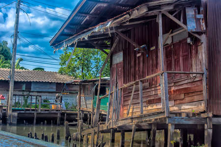 Thailand, Bangkok, 06.07.2019 Slum on Bangkok Chao Phraya riverside, Thailandのeditorial素材