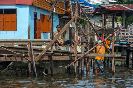 Thailand, Bangkok, 06.07.2019 Riverside slums & Fishermen Life in Chao Phraya Riverのeditorial素材