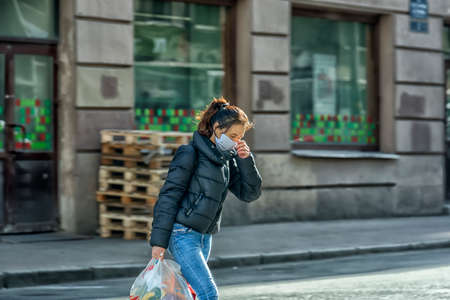 Russia, St. Petersburg 30.03.2020 Masked people in the city during quarantine due to the coronavirus epidemicのeditorial素材