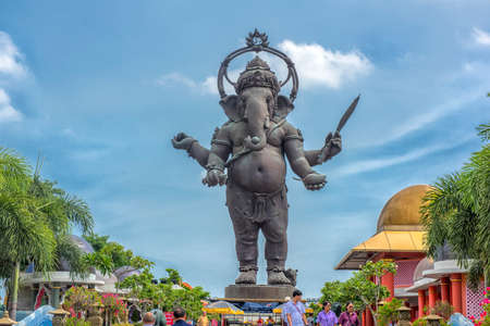 Hachoengsao , Thailand - 20.07.2019: Hindu God " Ganesha" statue made by bronze that Standing,Ganesha Park Khlong Khuean ,Thailandのeditorial素材