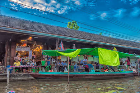 SAMUTSONGCRAM PROVINCE, THAILAND -18.08.2019: many tourist boats at a canal in Samutsongcram province, Thailandのeditorial素材