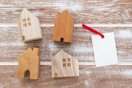 House model with blank tag on wooden table background from top viewの写真素材