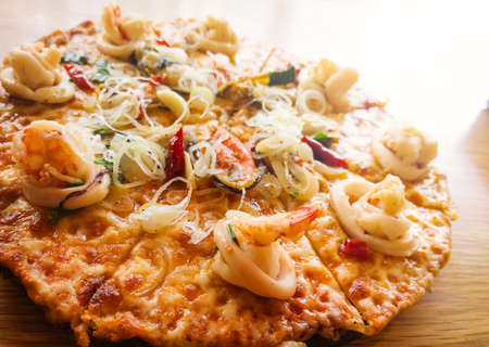 Seafood spicy pizza on wood tableの写真素材