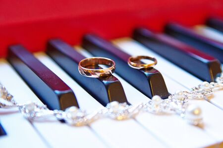 wedding rings, background piano keysの写真素材