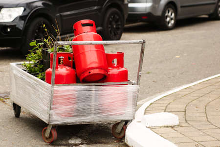 Refillable red gas cylinders are in a trailer outside.の写真素材