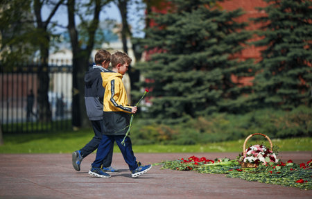 Laying flowers to the Eternal Flame. Eternal Flame in the Kremlin. Guard of Honor at the tomb of the Unknown Soldier at the wall of Moscow Kremlin. 05/11/2022 Moscow, Russia.のeditorial素材