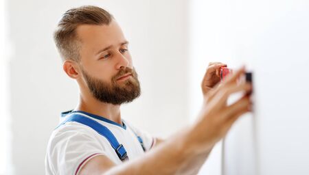 male worker makes repairs with a level aligns walls
の写真素材