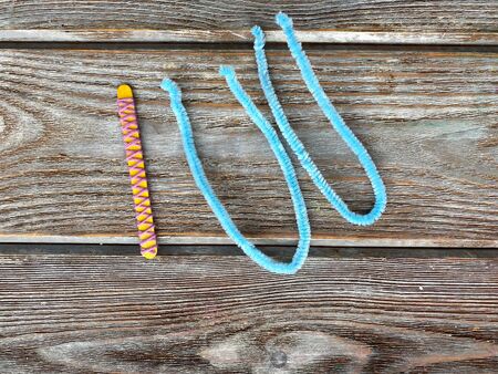 step by step learning how to make a baby craft dragonfly out of pipe cleaner and thread.の写真素材