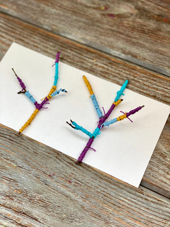 Step by step, kids craft, deer antlers, DIY from twigs and yarn,の写真素材