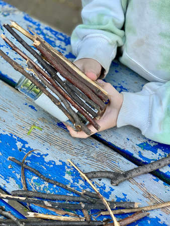 master class, how to make a vase from sticks and tin cans, kids craftの写真素材