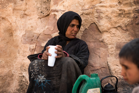 A Bedouin women in the old Nabataean city Petra, Jordanのeditorial素材